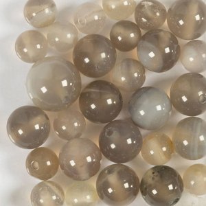 Achatperlen, transparent grau, 10x10-15x6 mm - 28 Stück. Achatperlen, transparent grau, 10x10-15x6 mm - 28 Stück.