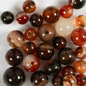 Dunkelbraune Achatperlen, 10x10-15x6 mm - 28 Stück. Dunkelbraune Achatperlen, 10x10-15x6 mm - 28 Stück.
