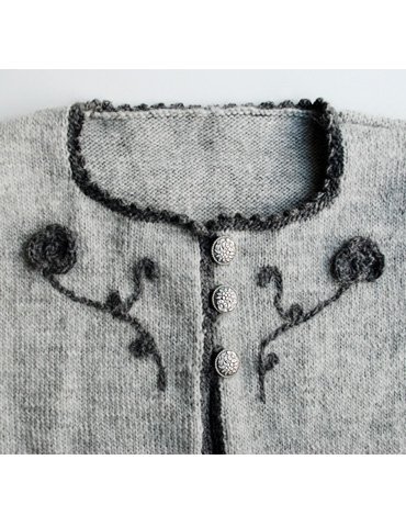 Strickanleitung - Stockinette-Strickjacke mit gehäkeltem Blumenmuster Strickanleitung - Stockinette-Strickjacke mit gehäkeltem Blumenmuster