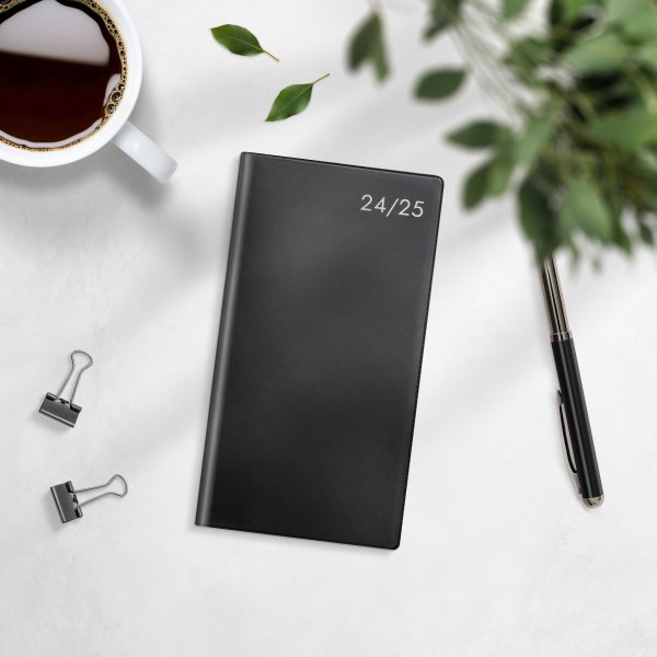 Kalender 24/25 - Großes Studienjahr - Basic aus schwarzem Kunststoff Kalender 24/25 - Großes Studienjahr - Basic aus schwarzem Kunststoff