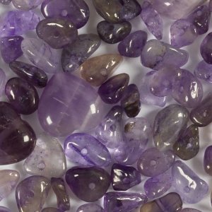 Kristallperlen, Amethystviolett, 7-12 mm - 63 Stück. Kristallperlen, Amethystviolett, 7-12 mm - 63 Stück.