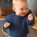 Kundenbild Strickmuster - Strukturierter Strickpullover und Mütze sowie schlicht gestrickte Hose