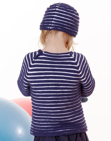 Strickmuster - Gestrickter gestreifter Pullover und Mütze Strickmuster - Gestrickter gestreifter Pullover und Mütze