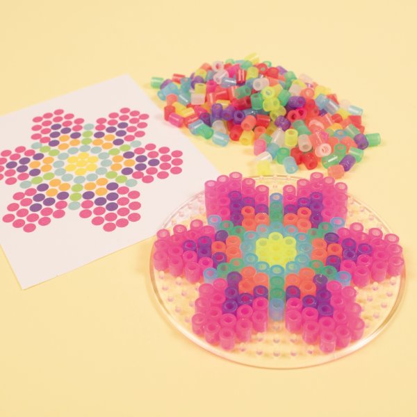 Die Röhrenperle mit flachen 1.000 Glitzerstücken Die Röhrenperle mit flachen 1.000 Glitzerstücken