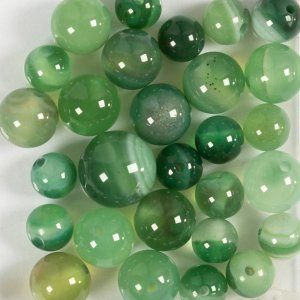 Hellgrüne Achatperlen, 13x8-15x6 mm - 28 Stück. Hellgrüne Achatperlen, 13x8-15x6 mm - 28 Stück.