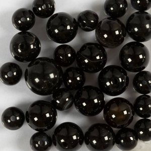 Schwarze Achatperlen 10x10-15x6 mm - 28 Stück. Schwarze Achatperlen 10x10-15x6 mm - 28 Stück.